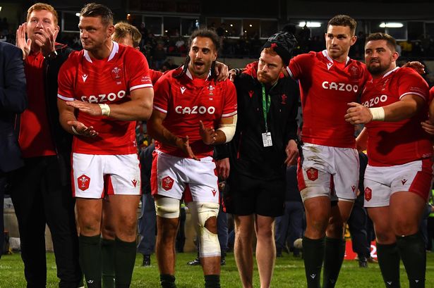 (L-R) Rhys Carre, Dan Biggar, Josh Navidi, Ryan Chambers, George North and Wyn Jones in the huddle after facing South Africa in 2022