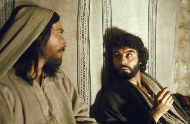 Pictured: (l-r) Robert Powell as Jesus, Ian McShane as Judas Iscariot