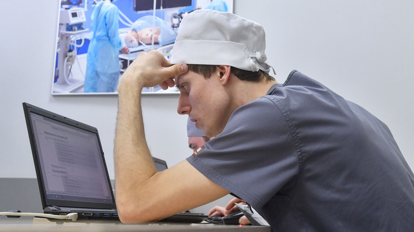 A student at Sechenov Moscow Medical University. Sergei Kiselev / Moskva News Agency
