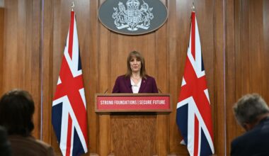 London stocks edge higher ahead of Rachel Reeves' autumn budget