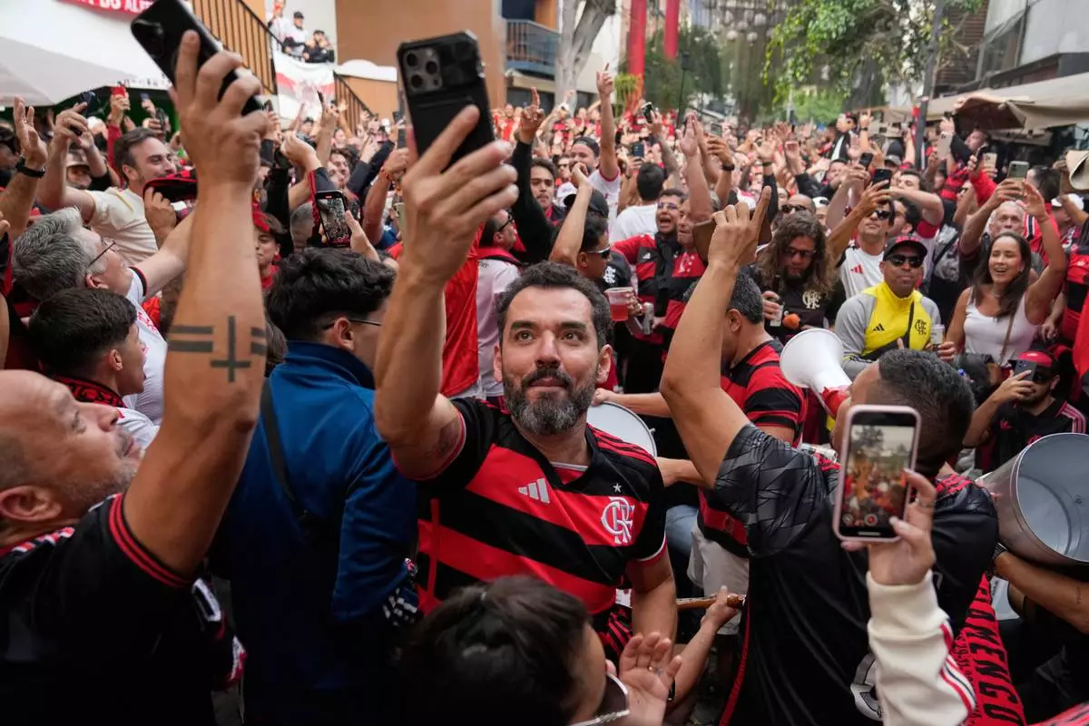 Fans of Brazil's Flamengo cheer for their team two days ahead of the Copa Libertadores final soccer match between against Brazil's Palmeiras, in Lima, Peru, Thursday, Nov. 27, 2025. (AP Photo/Martin Mejia)