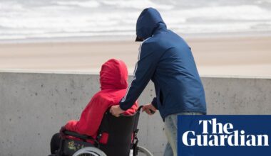 Ministers urged to apologise after review finds systemic failures led to carer’s allowance crisis | Carers