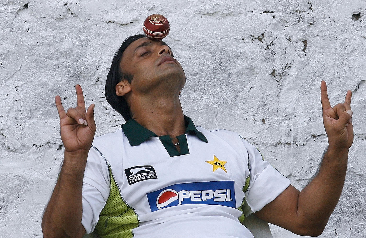 Face is base <i>yaar</i>: Shoaib Akhtar has found his ball-ance Face is base <i>yaar</i>: Shoaib Akhtar has found his ball-ance