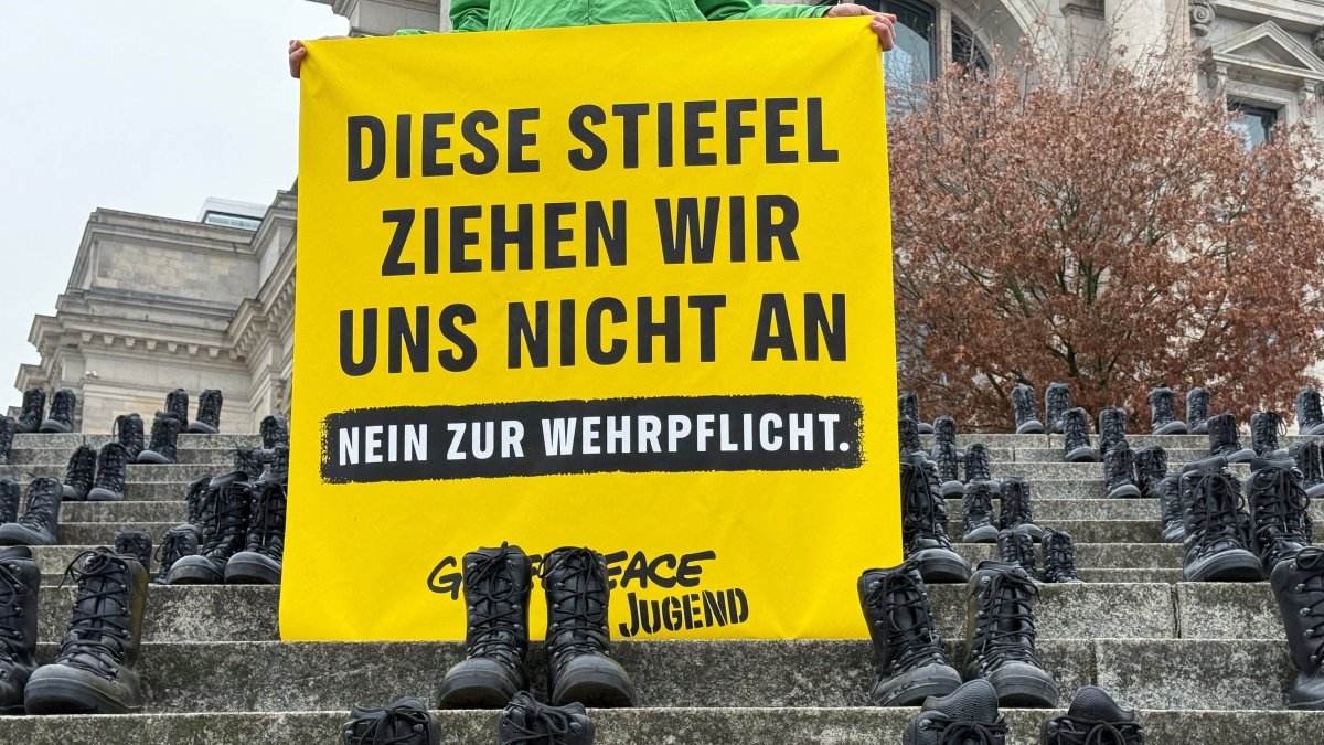 America sails away from Europe: The unmooring ceremonies commence