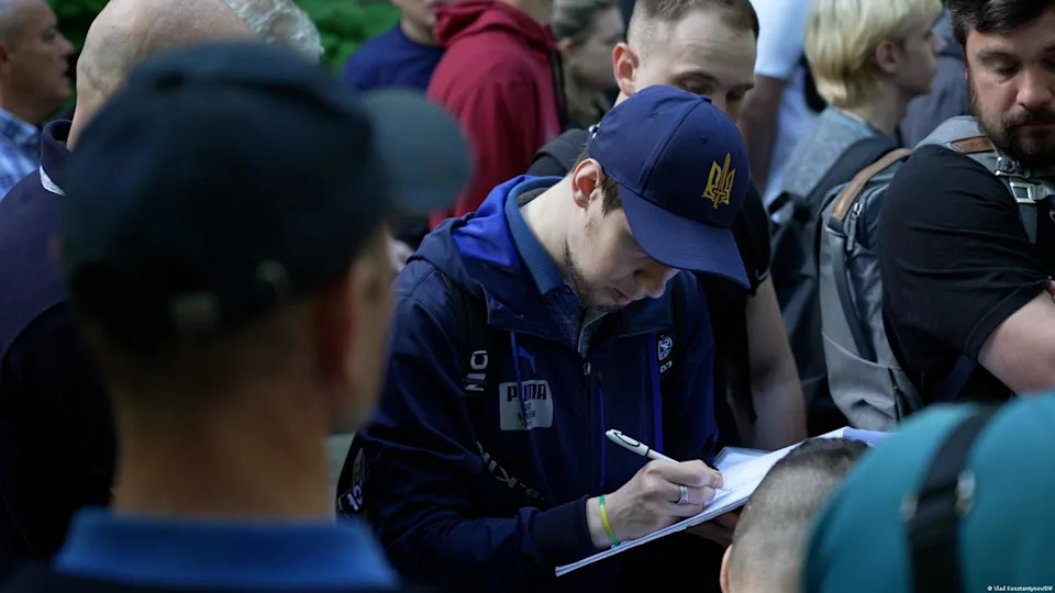 Ukrainian men between 18 and 22 are not drafted but were banned from leaving the country until late August 2025<span class="copyright">Vlad Konstantynov/DW</span>