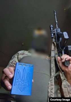A Ukrainian soldier with one of the power banks made from British vape batteries.