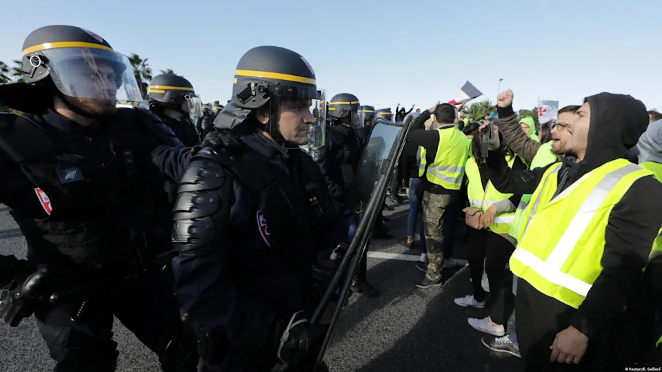 Nationwide protests - Online outrage is soon transferred to France's streets as more than 290,000 demonstrators don the high-visibility vests that drivers are required by law to keep in their cars. They block roads nationwide. The protests, coordinated via social media, have no structural organization, lack visible leadership and disavow union or party ties. At least one person is killed and more than 150 are arrested.<span class="copyright">Reuters/E. Gaillard</span>