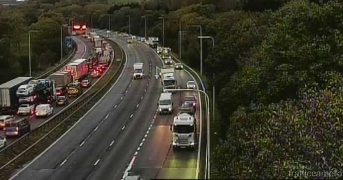 M6 traffic LIVE: Major motorway to remain shut for several hours after 'serious' crash | UK | News