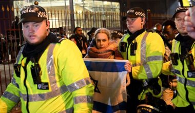 Aston Villa vs Maccabi Tel Aviv LIVE: Birmingham chaos as fans and Gaza protesters clash | Football | Sport