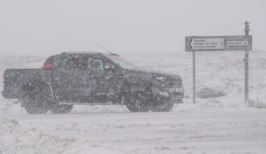 UK snow LIVE: School closures and travel chaos as Britain braces for rare amber warning | Weather | News