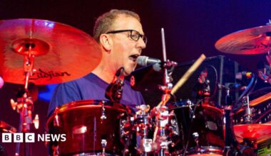 Dave Rowntree playing the drums