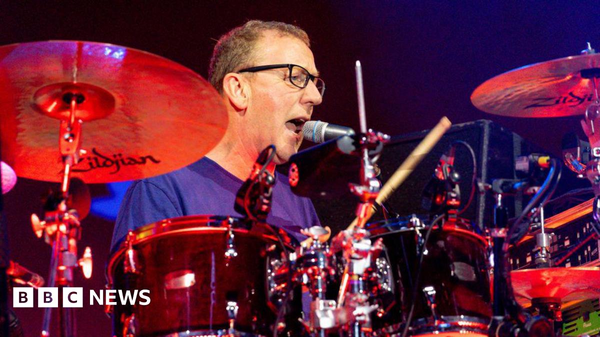 Dave Rowntree playing the drums