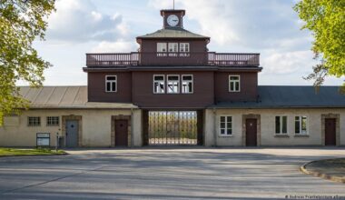 Holocaust items auction draws outrage in Germany – DW – 11/15/2025