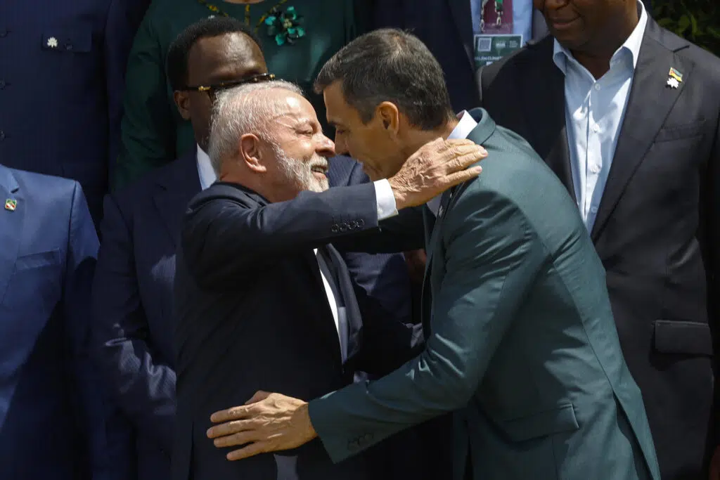 The president of Brazil, Luiz Inácio Lula da Silva (i), greets the president of the Government of Spain, Pedro Sanchéz (d) during the family photo on the last day of the COP30 leaders' summit this Friday. Source: EFE.