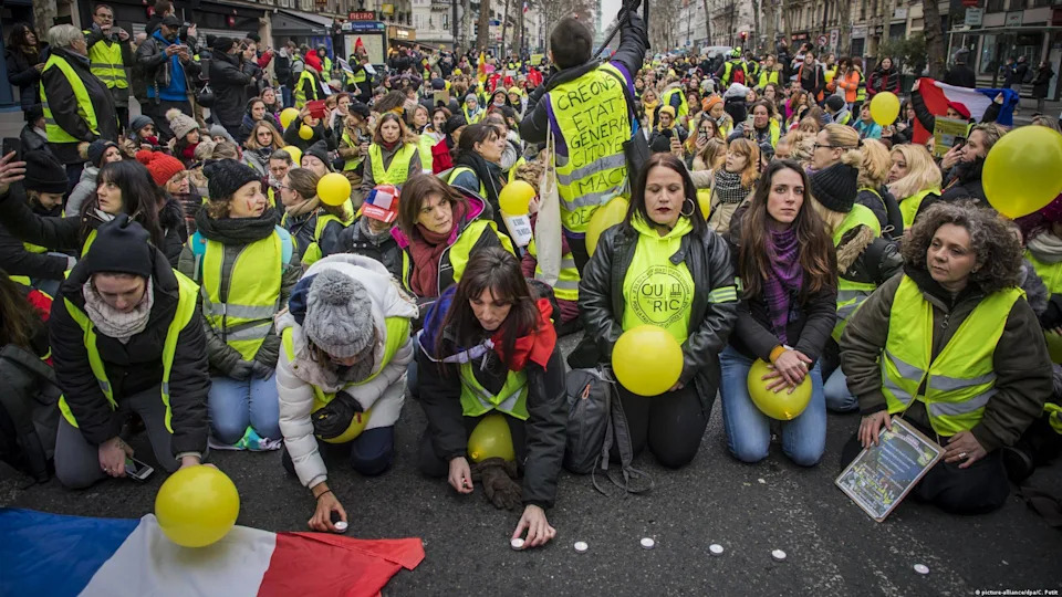 'Reclaiming' yellow vest protests - Several hundred women wearing yellow vests marched through Paris on January 6 in an effort to restore a peaceful image to the "yellow vest" protests. At one point during the march, the women protesters fell to their knees in a minute of silence for the 10 people killed and many others injured since the start of the movement.<span class="copyright">picture-alliance/dpa/C. Petit</span>