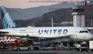 United Airlines CEO offers refunds ahead of flight cuts