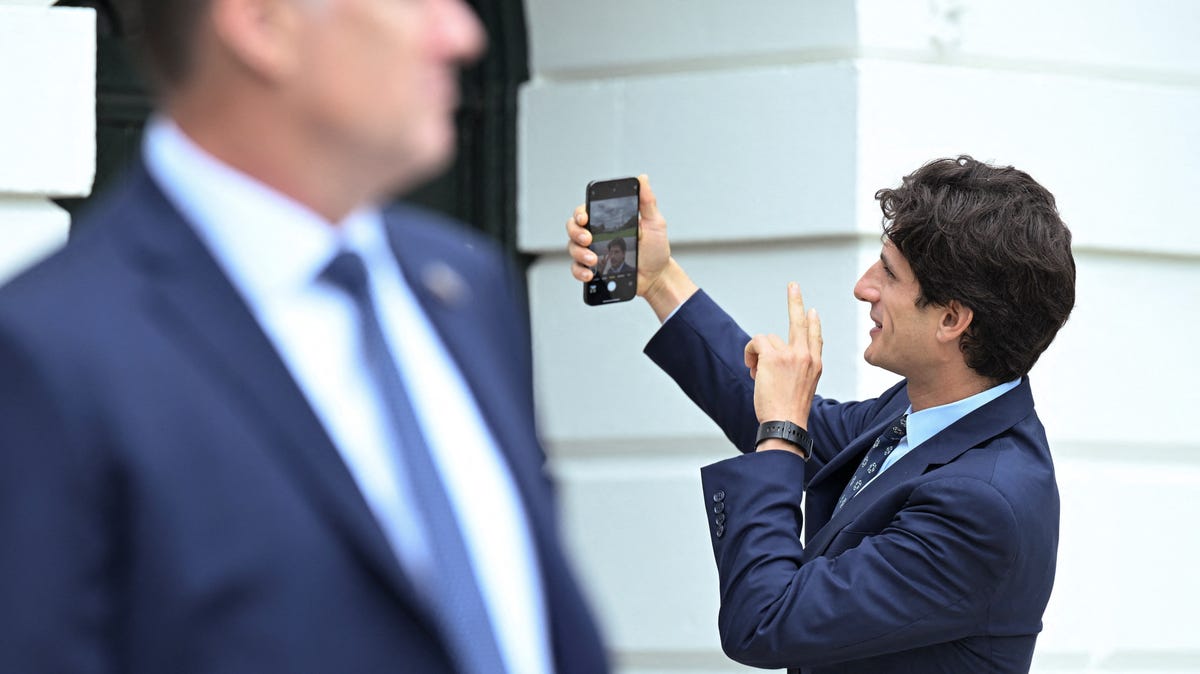 Schlossberg's Kennedy name shouldn't earn him any votes