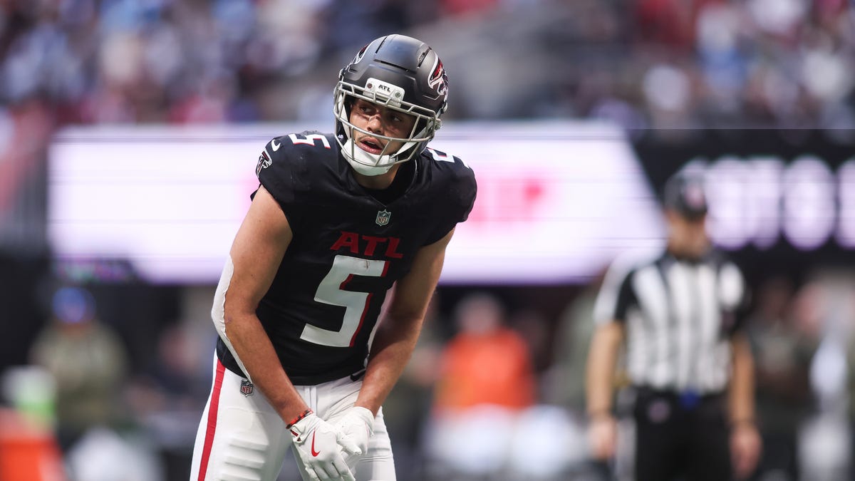 Falcons WR exits with knee injury