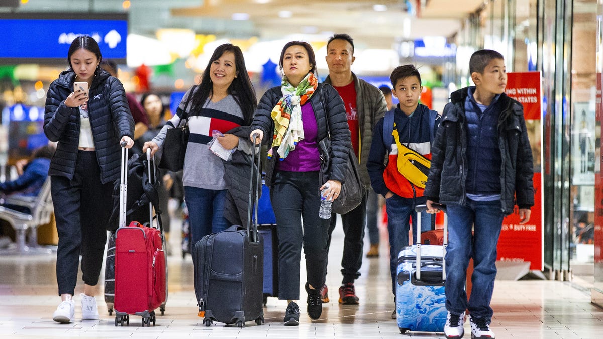 DOT says: Dress up when you fly. Flyers say: Airlines do better first.