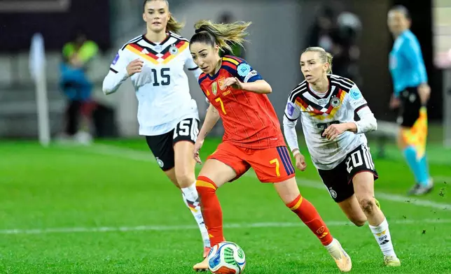 Germany's Selina Cerci, left, and Elisa Sens chase Spain's Olga Carmona, centre, during the women's nations league soccer match between Germany and Spain in Kaiserslautern, Germany, Friday Nov. 28, 2025. (Uwe Anspach/dpa via AP)