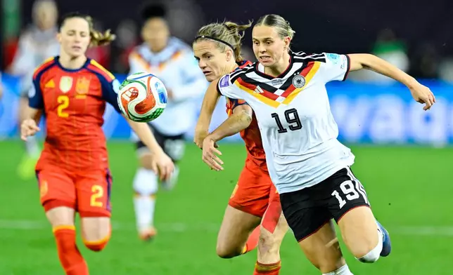 Germany's Klara Bühl, right, and Spain's Irene Paredes fight for the ball during the women's nations league soccer match between Germany and Spain in Kaiserslautern, Germany, Friday Nov. 28, 2025. (Uwe Anspach/dpa via AP)