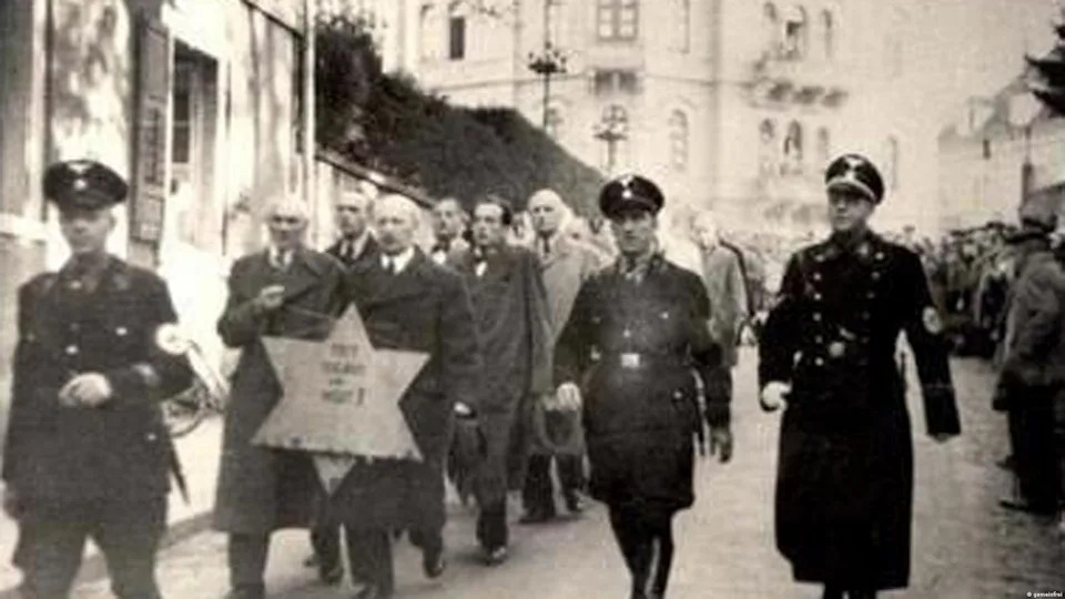 What did the Nazis hope to gain? - In line with their racist ideology, the Nazis wanted to intimidate Jews into voluntarily leaving Germany. To this end, Jews were often paraded through the streets and humiliated, as seen in this image. Their persecutors were also motivated by economic interests. Jews fleeing the Third Reich were charged extortionate "emigration levies," and their property was often confiscated.<span class="copyright">gemeinfrei</span>