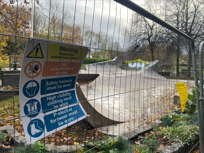 Fencing erected after the supposed completion of the project was intended to be taken down at the end of August, but remains up to this day (C) Deadline News