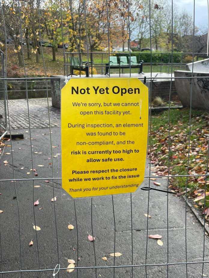 Notices have appeared on the fencing outside the skatepark warning people not to use it due to "high risk" and non-compliance with safety regulations (C) Deadline News