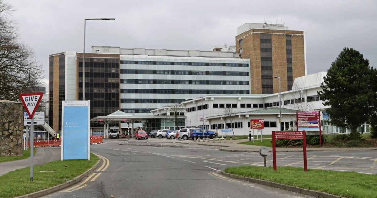Altnagelvin under “extreme pressure” as patients lie on floor waiting for surgery – The Irish News