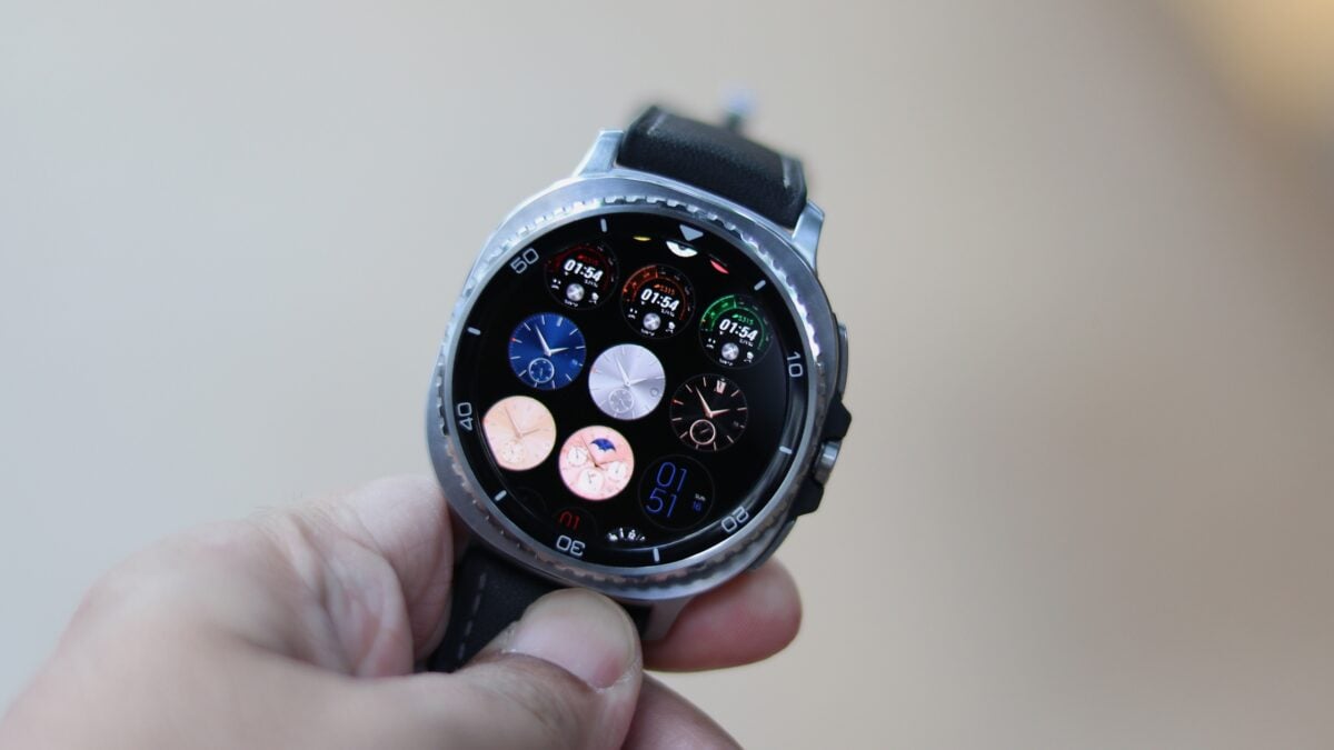 Two ways to view and change watch faces on a Galaxy Watch