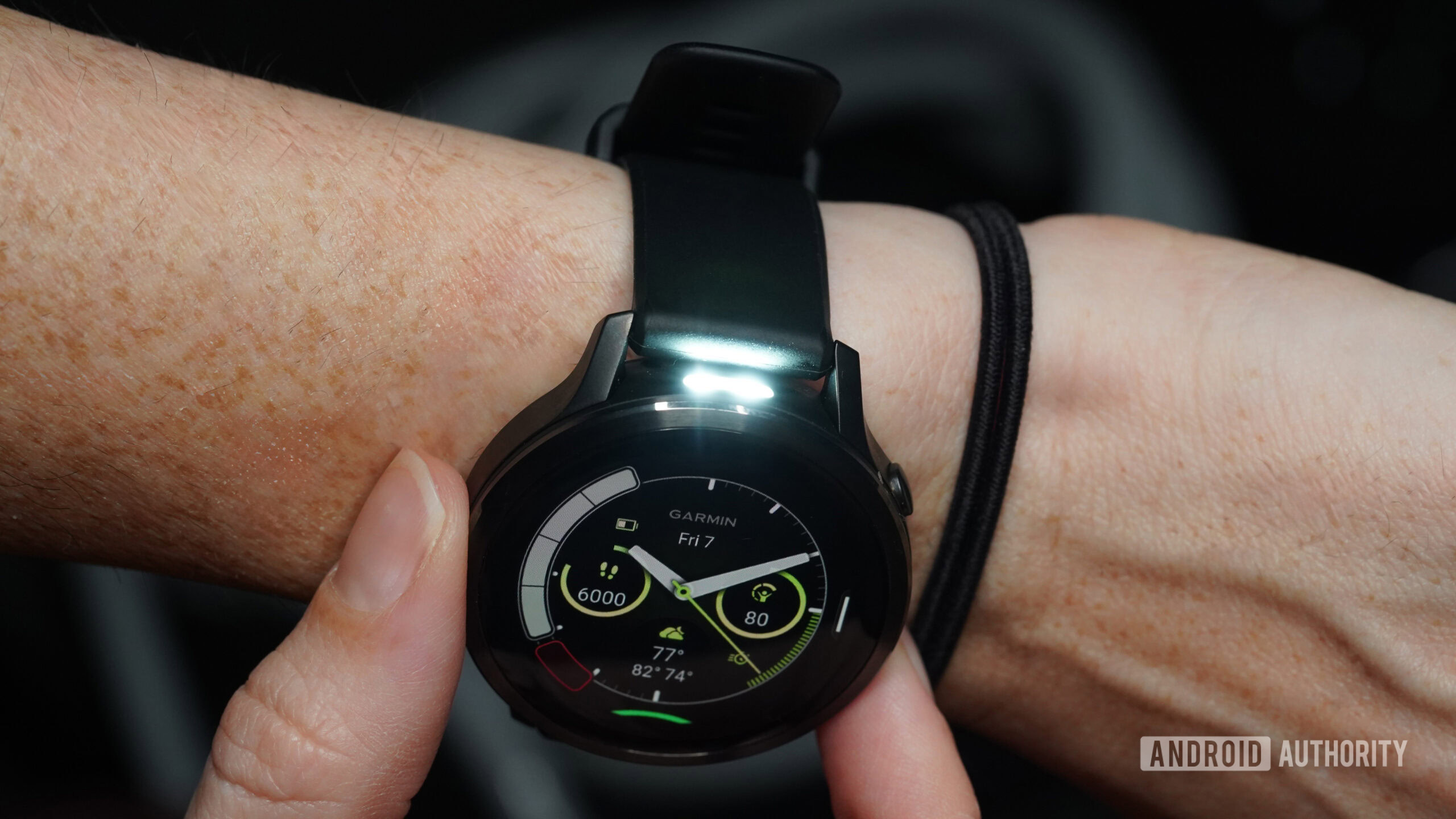 A user activates the flashlight on their Garmin Venu 4.