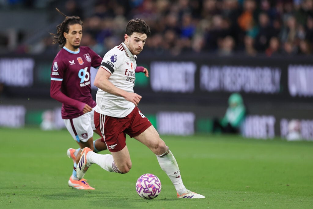 Declan Rice dribbles with the ball during Burnley vs Arsenal