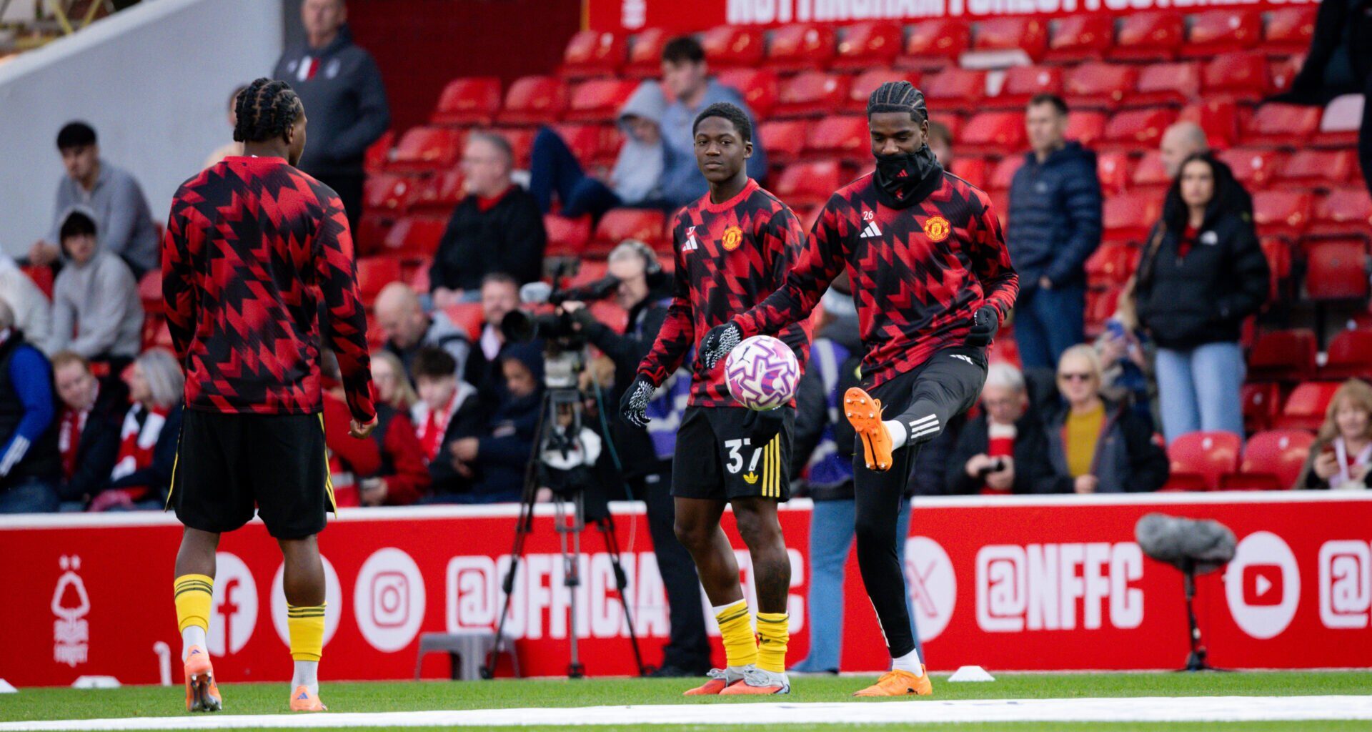 Joshua Zirkzee and Kobbie Mainoo have just been sent a clear message at Manchester United