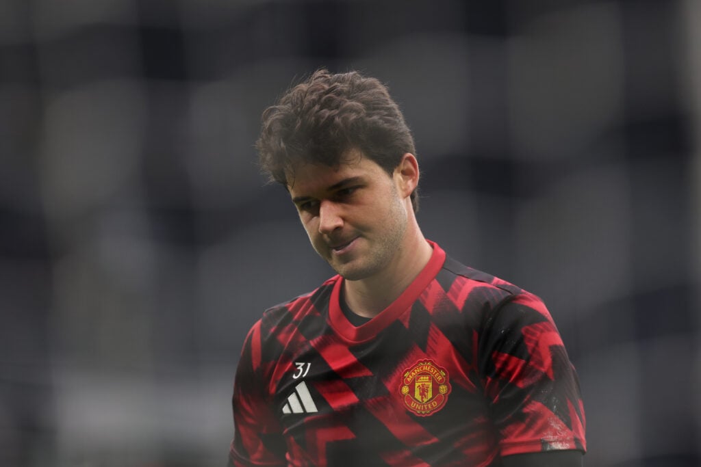 Senne Lammens looking pensive in Manchester United training gear.