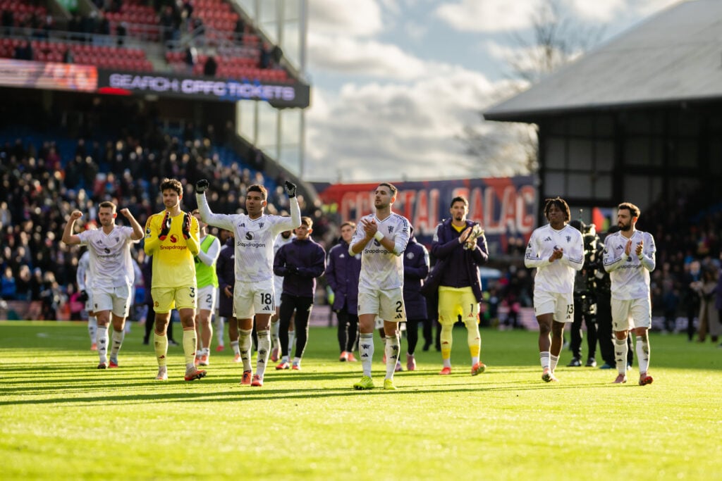 Manchester United players celebrate win vs Crystal Palace.