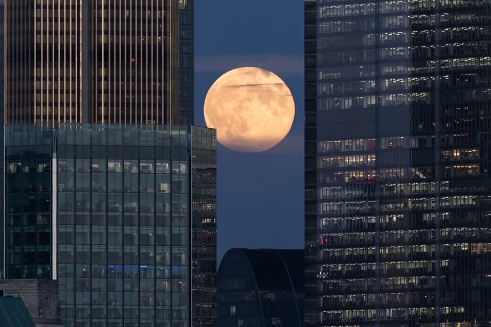 Hunter's Supermoon Rises in London