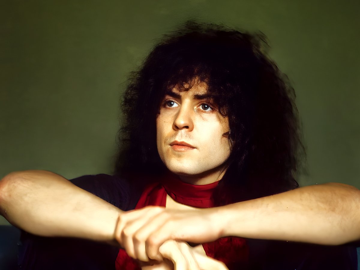 Who sings the female backing vocals on ‘20th Century Boy’?