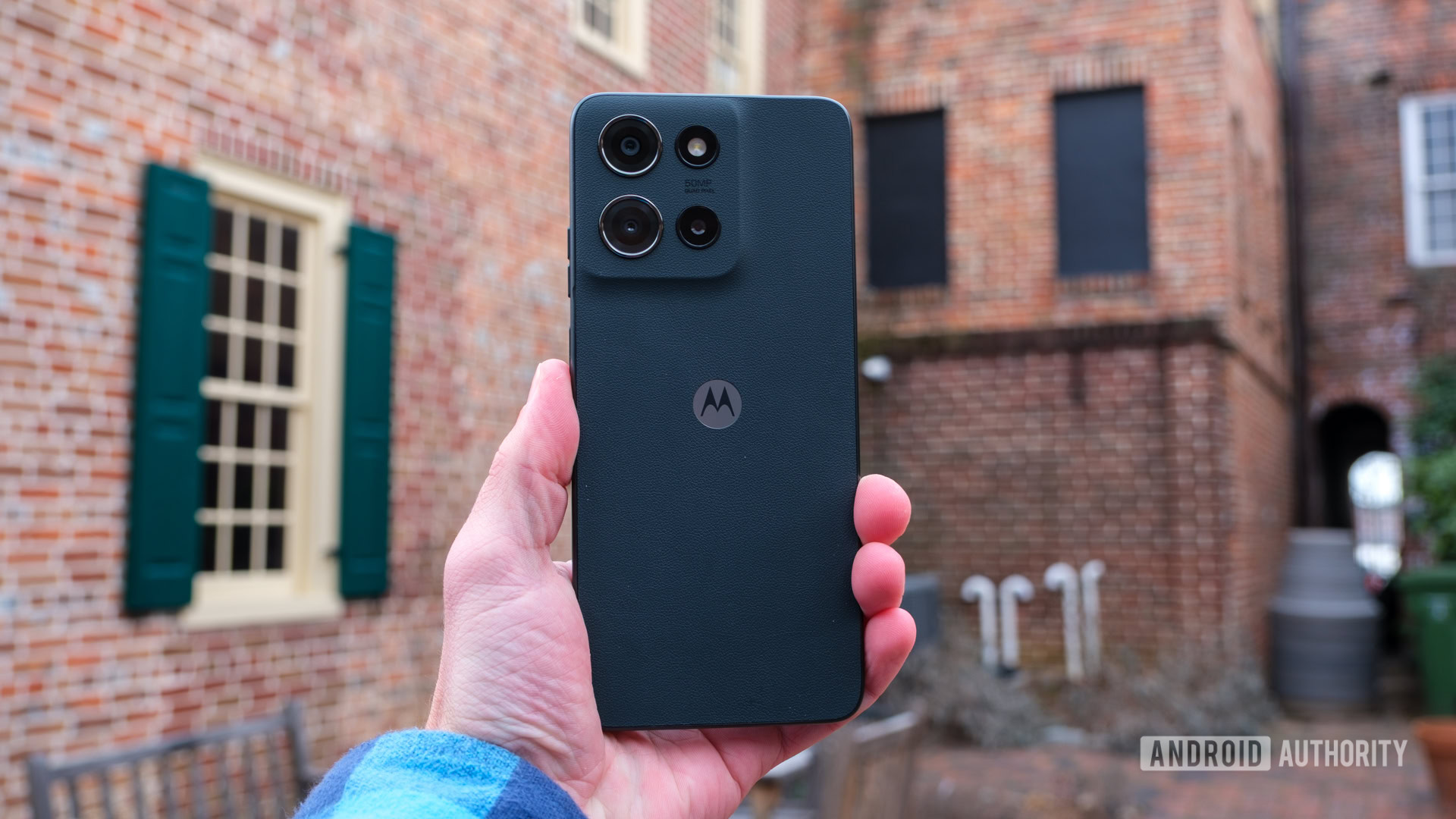 Motorola Moto G 5G 2025 back in hand Motorola Moto G 5G 2025 back in hand