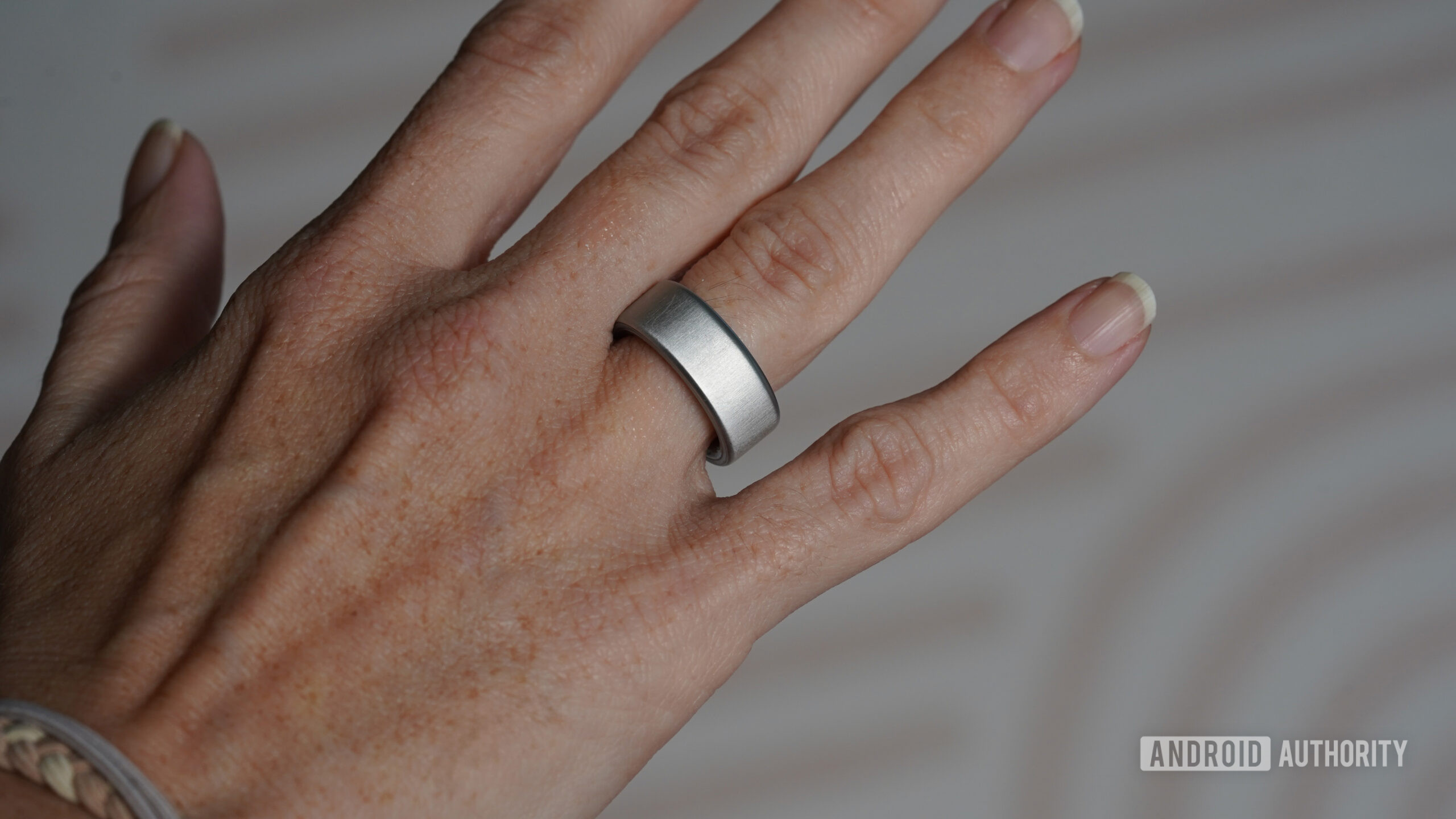 Oura Ring 4 Silver A user models their stilver Oura Ring 4.
