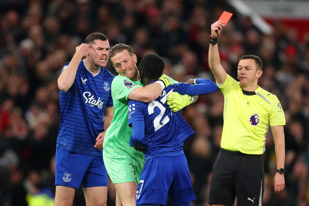 Idrissa Gueye is held back by Jordan Pickford and is sent off after slapping team-mate Michael Keane