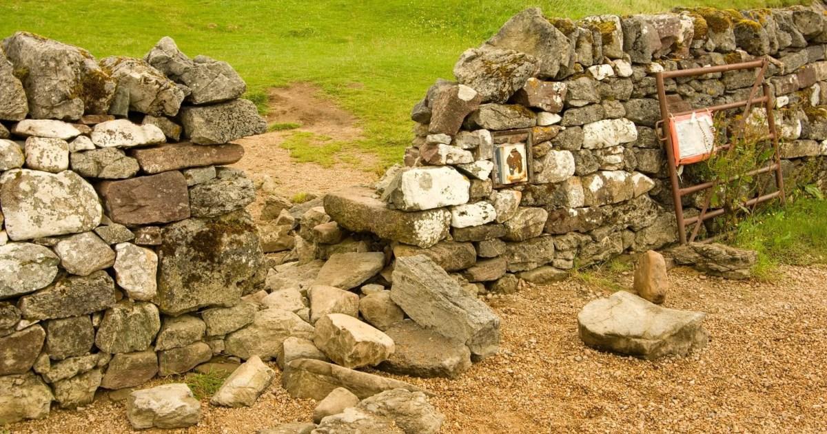 Tourists tear down 500-year-old castle wall in Scotland to take pictures | News UK