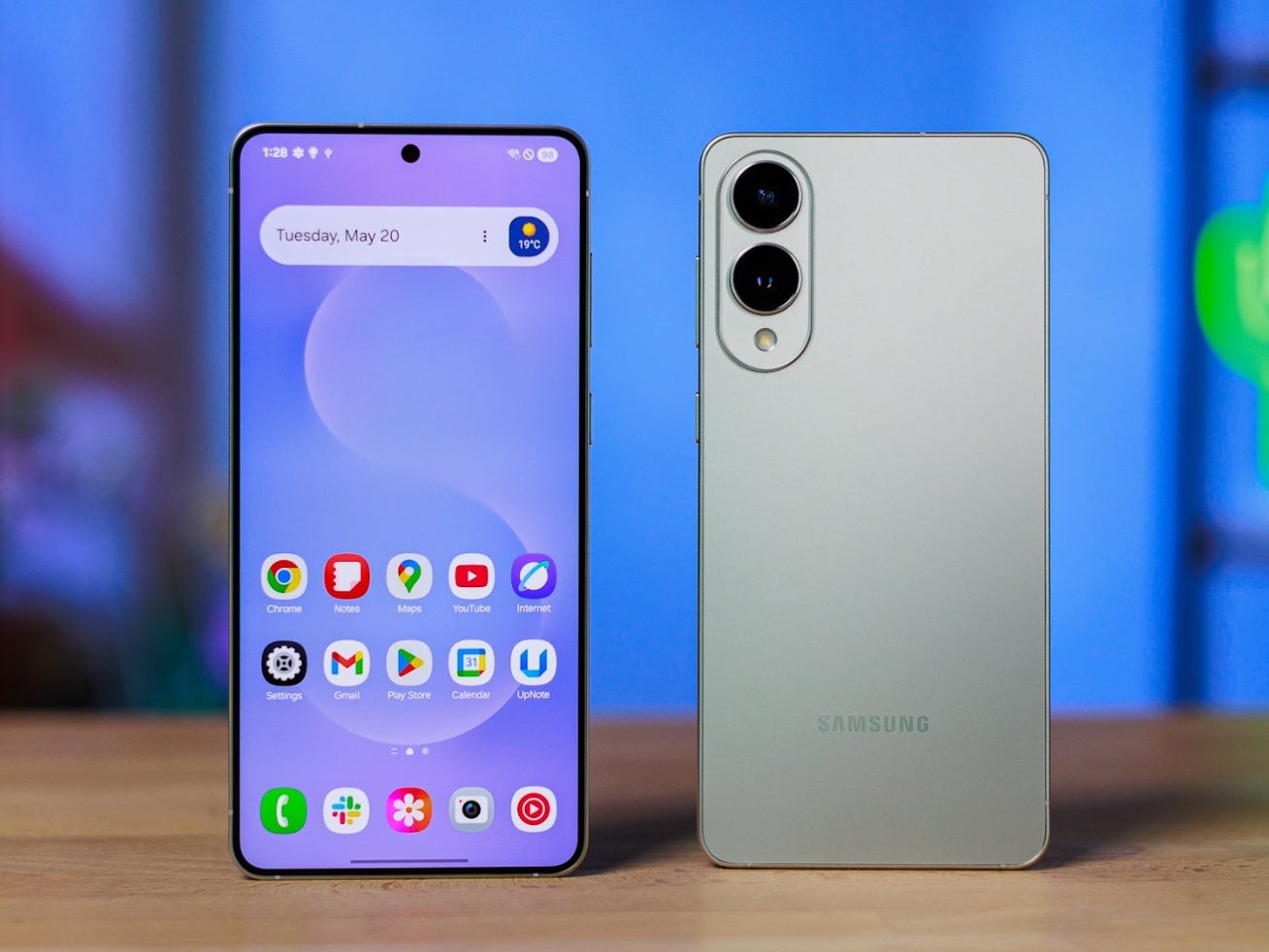 Samsung Galaxy S25 Edge front and back