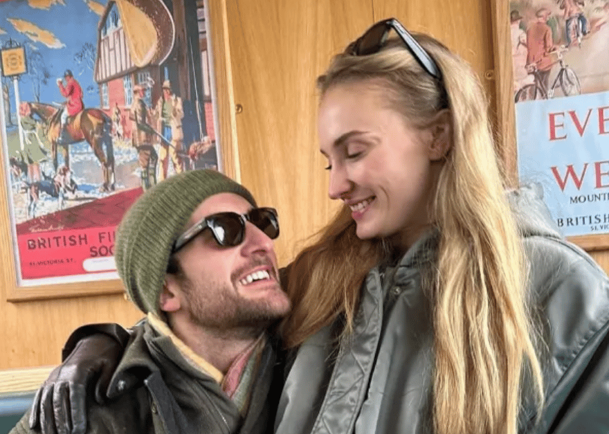 Sophie Turner's ex Peregrine Pearson packs on PDA with model at west London bar amid her Chris Martin 'dates' - London Evening Standard