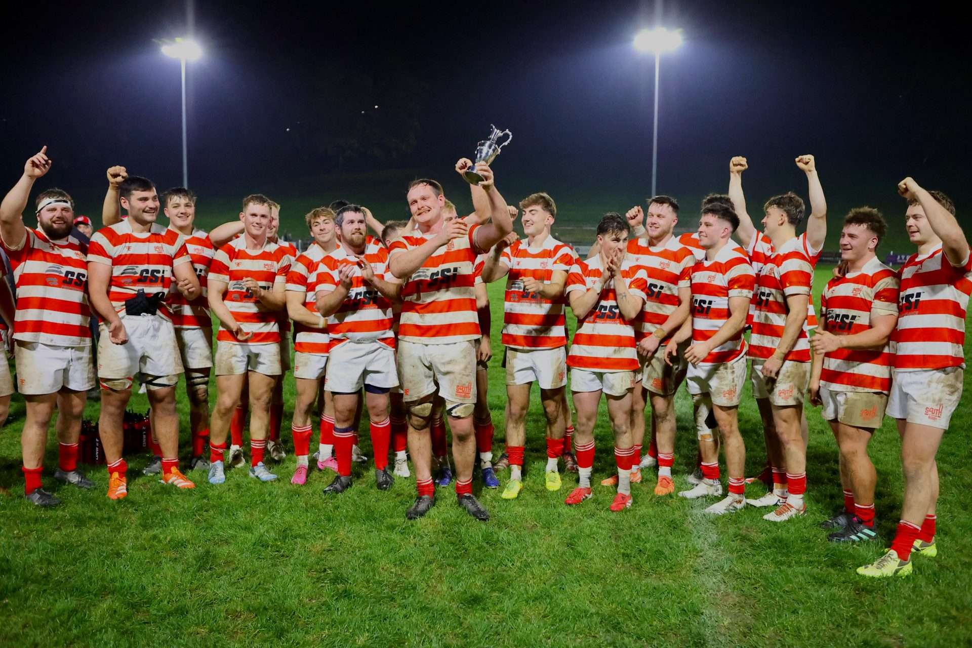 South captain Angus Runciman lifts the Abbotsford Claret Jug. Image: Andy McLean