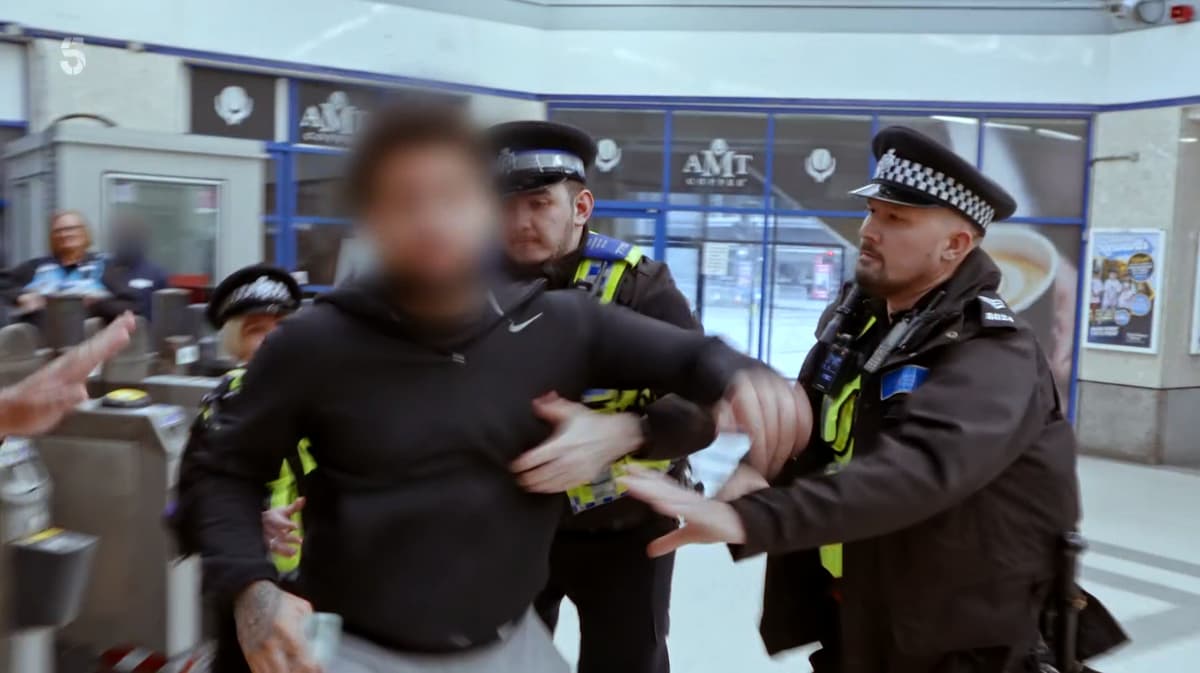 London fare dodgers shock: 200,000 Tube journeys are unpaid ever day - as number of law-breaking passengers spikes