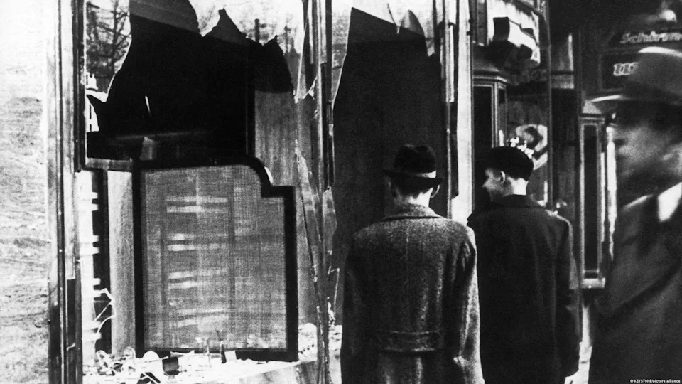 Antisemitic attacks destroyed thousands of Jewish businesses on November 9 and 10<span class="copyright">KEYSTONE/picture alliance</span>