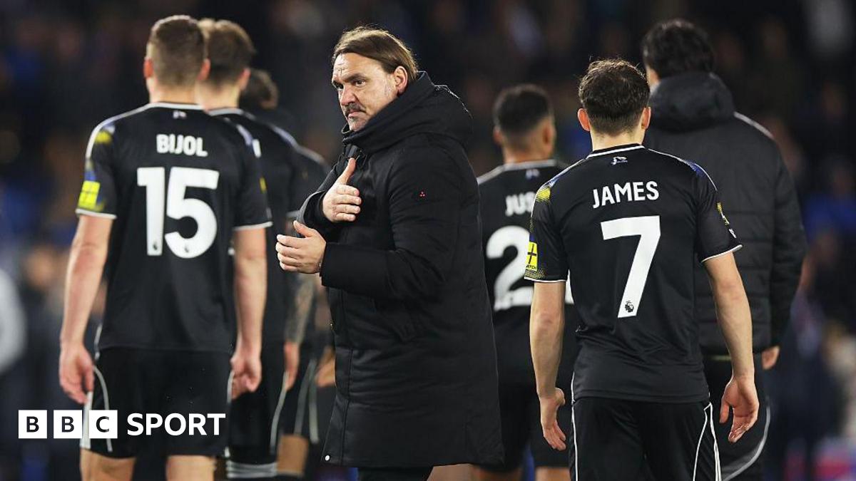 Daniel Farke on the pitch with his players after a Leeds game