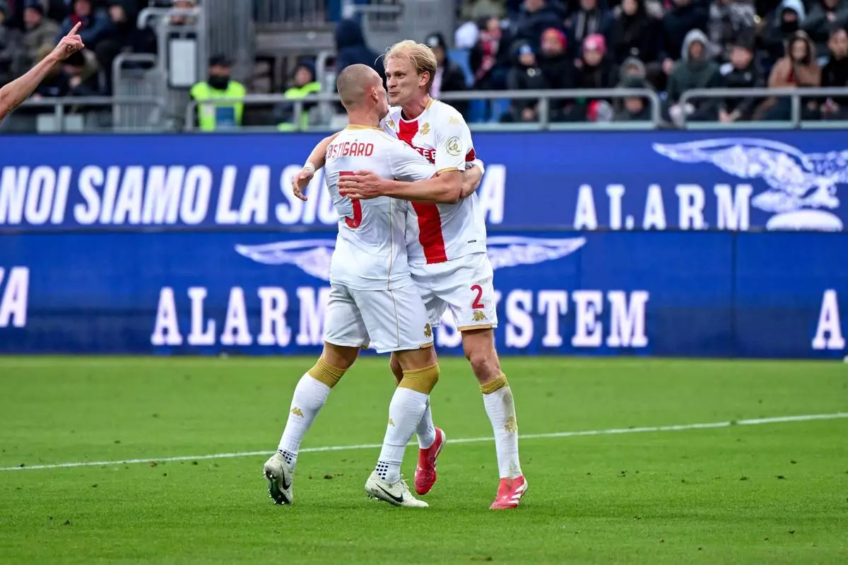 Genoa's Leo Skiri Ostigard, left, celebrates after scoring during the Serie A soccer match between Cagliari Calcio and Genoa in Cagliari, Sardinia, Italy, Saturday, Nov. 22, 2025. (Gianluca Zuddas/LaPresse via AP)