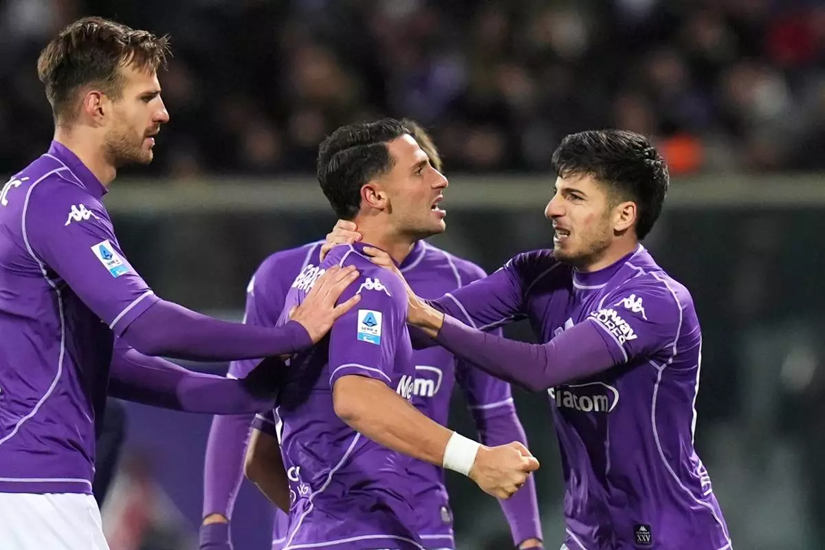 Fiorentina's Rolando Mandragora, center, celebrates scoring during the Serie A soccer match between Fiorentina and Juventus in Florence, Italy, Saturday Nov. 22, 2025. (Massimo Paolone/LaPresse via AP)