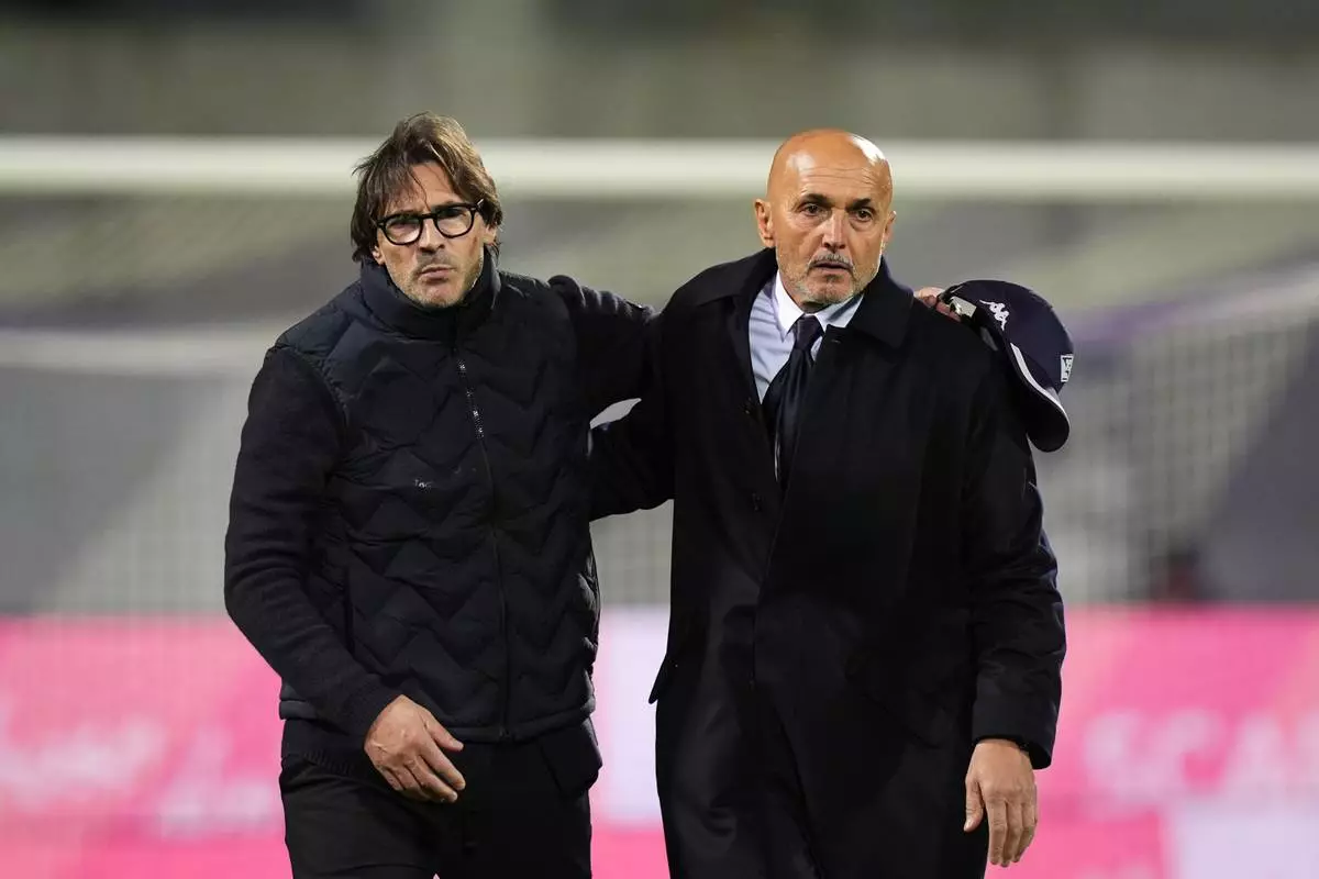 Fiorentina's head coach Paolo Vanoli, left, and Juventus' head coach Luciano Spalletti during the Serie A soccer match between Fiorentina and Juventus in Florence, Italy, Saturday Nov. 22, 2025. (Massimo Paolone/LaPresse via AP)